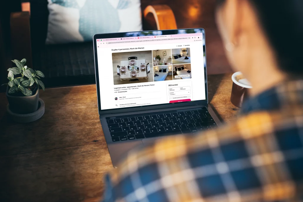 Création d’une annonce Airbnb sur ordinateur portable par Cluck