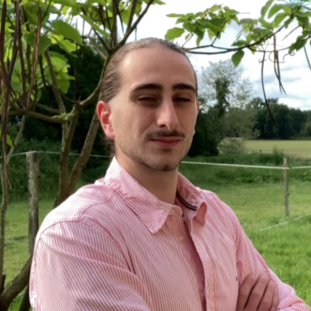 Portrait de Sony Rohaut, co-gérant de la conciergerie Cluck, en extérieur